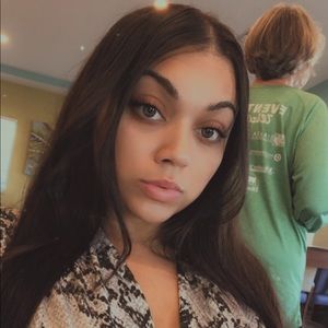 Meet your Posher, Alexis